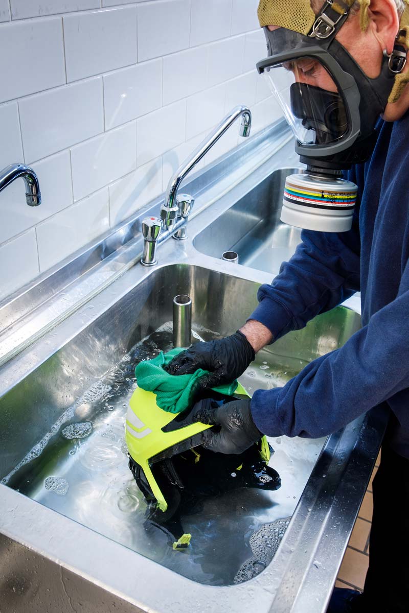 MSA Feuerwehrhelm F1XF Reinigung Helmwart Schulung