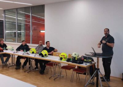 Helmwart Schulung Feuerwehr Einsatzhelm Prüfung