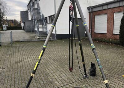 Dreibein von Paratech Personenrettung Kanalschacht Aufbau Feuerwehr