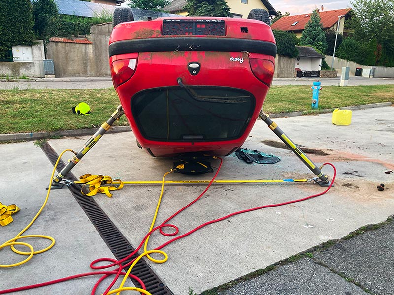 PKW Dachlage Abstützen Sichern Paratech Rettungsstützen Feuerwehr Österreich