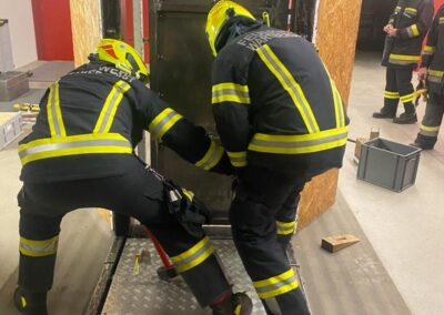 Gewaltsame Türöffnung Trupp Feuerwehr Training Übungstür