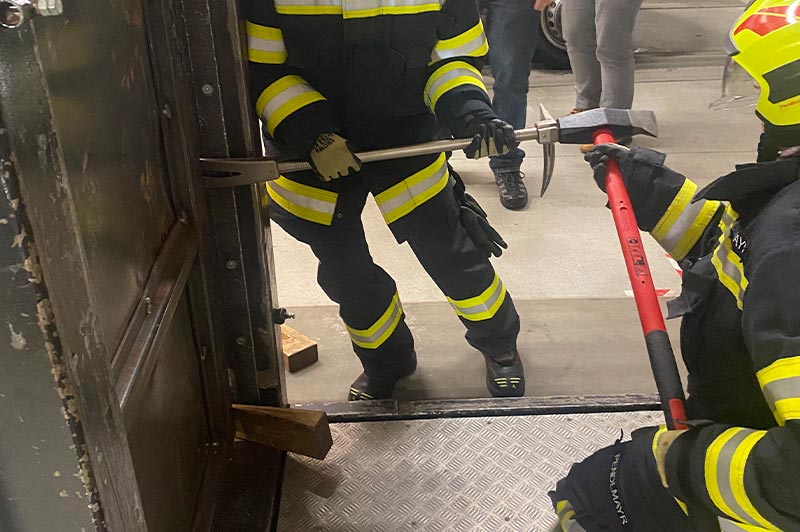 Tür- und Fensteröffnung Praxisübung Feuerwehr Österreich