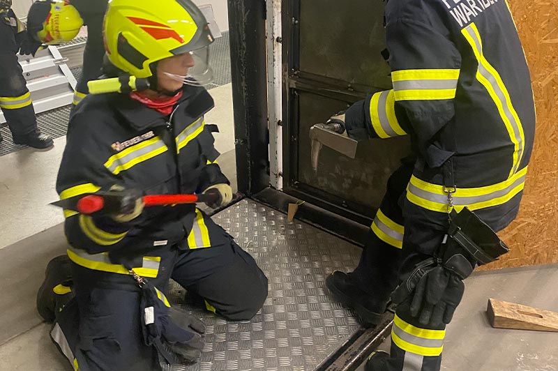 Tür- und Fensteröffnung Praxisübung Feuerwehr Österreich